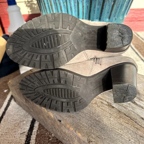 White Mountain Suede Leather Block Heel Ankle Boots 7.5 Neutral Minimalist Chic - Picture 6 of 9